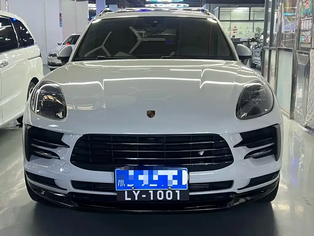 PORSCHE MACAN