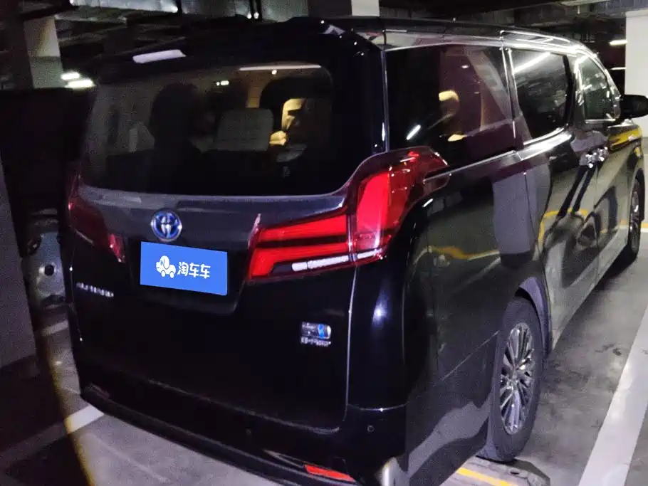 Toyota Alphard — миниатюра 3