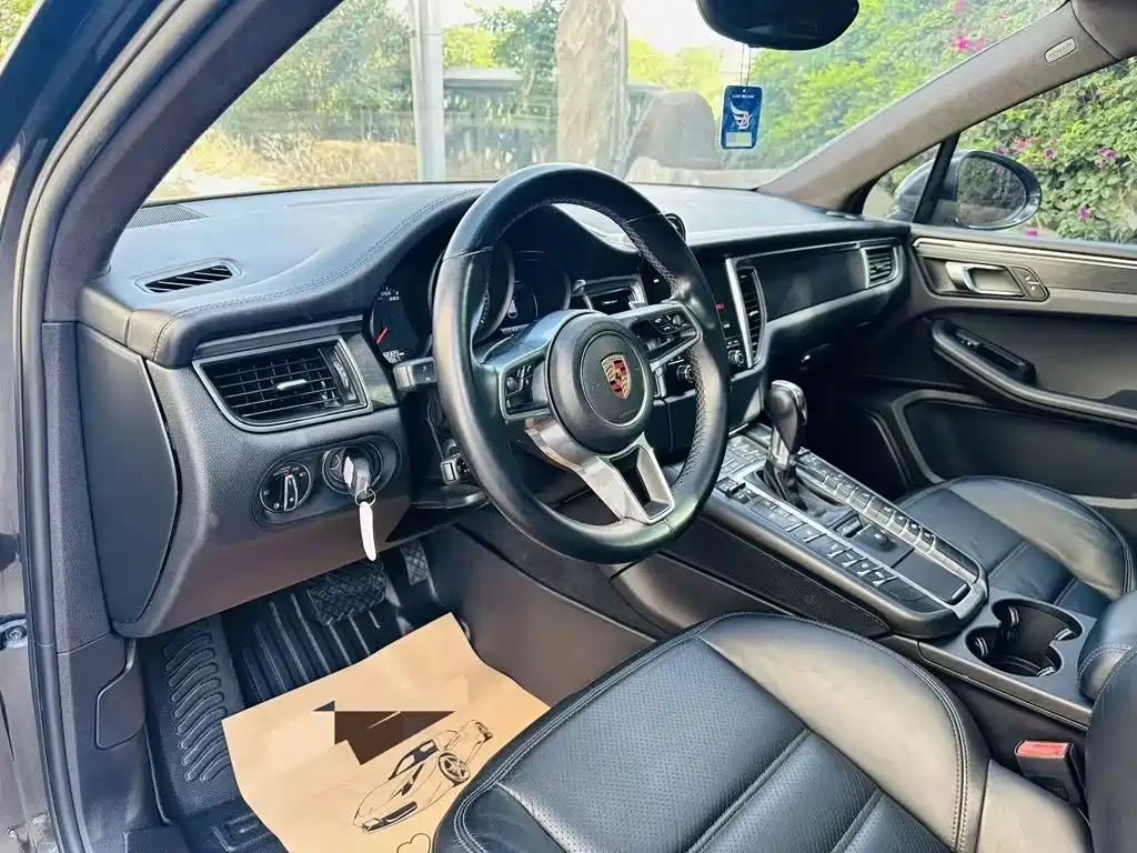 Porsche Macan — миниатюра 3