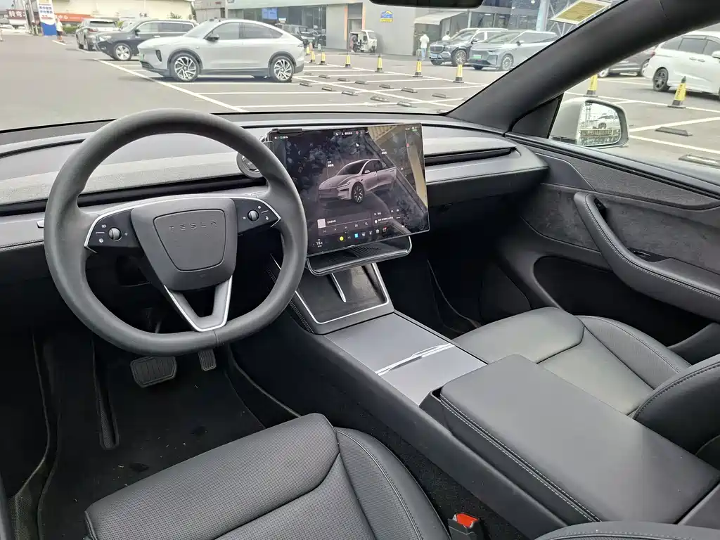 Tesla Model Y L — миниатюра 10