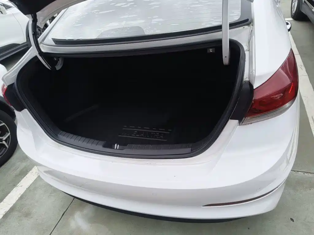 Hyundai Elantra — миниатюра 19