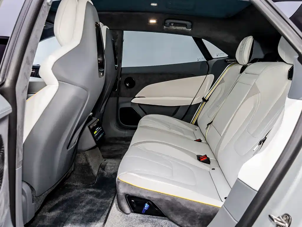 LOTUS SPORTS CAR EMEYA FLOWERS