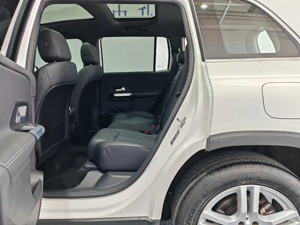 Mercedes-Benz GLB — миниатюра 12
