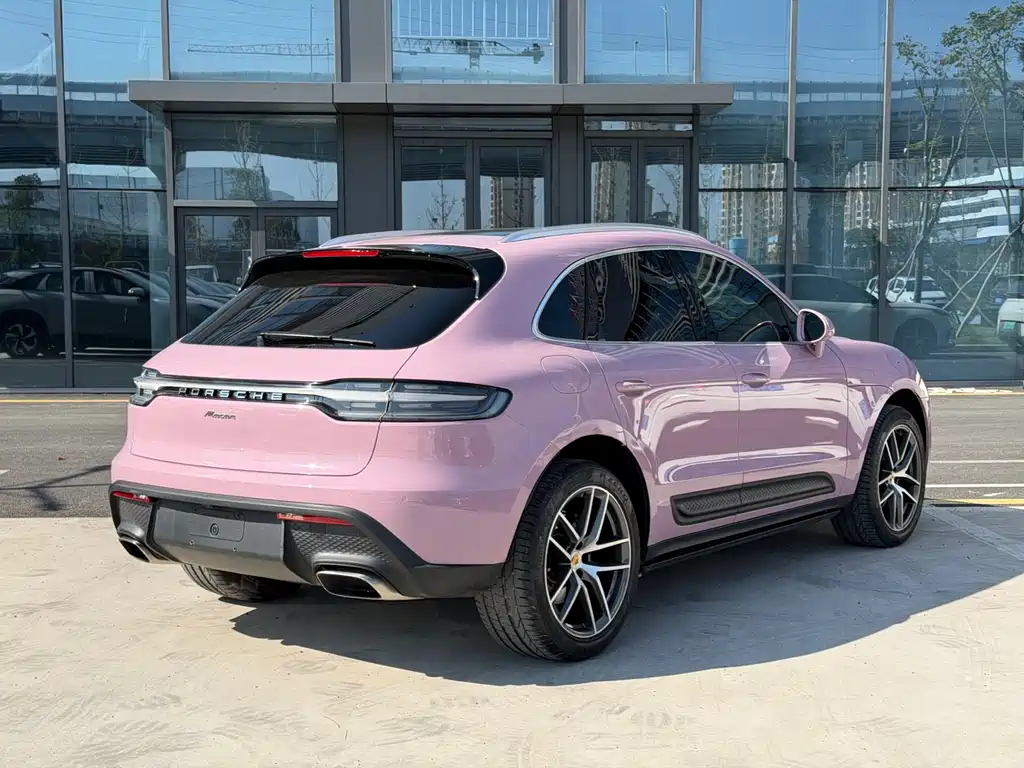 PORSCHE MACAN