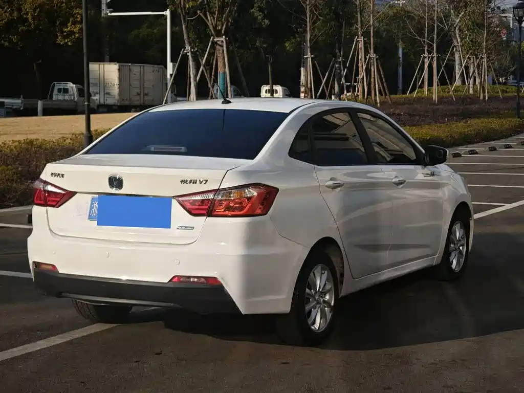 CHANGAN YUEXIANG V7