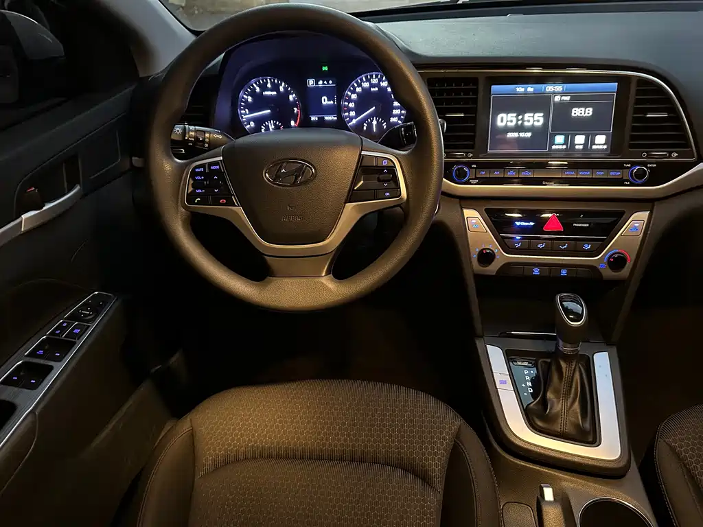 Hyundai Elantra — миниатюра 8