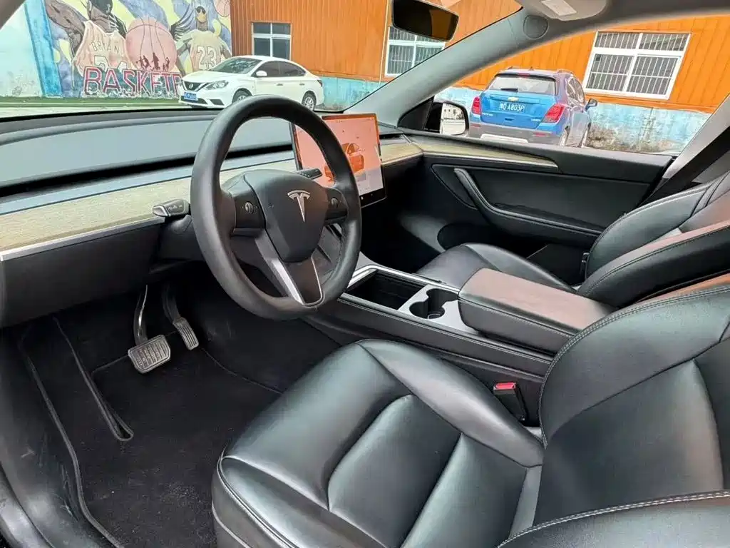 Tesla Model Y — миниатюра 6