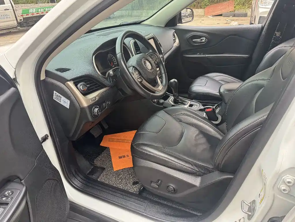 Jeep Cherokee (Import) — миниатюра 4