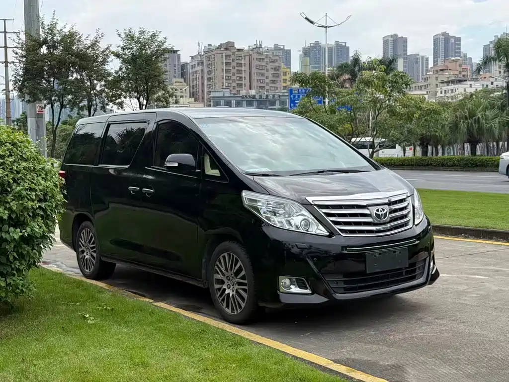 Toyota Alphard — миниатюра 3