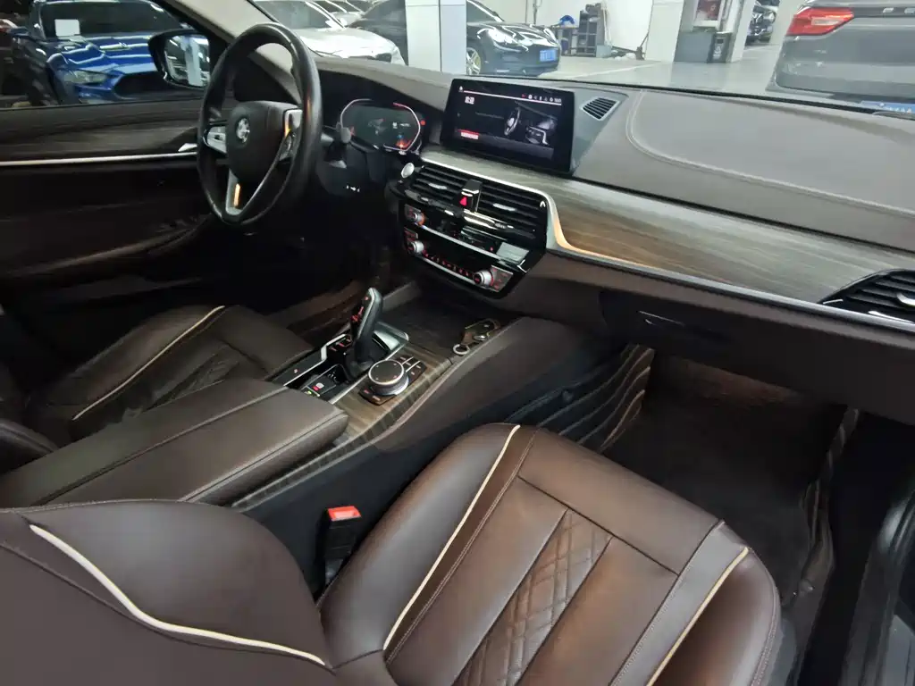 BMW 5 Series — миниатюра 7