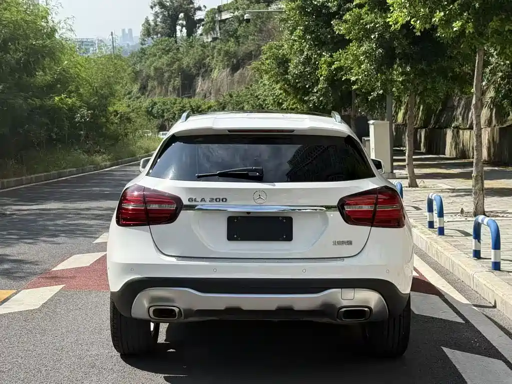 MERCEDES-BENZ GLA