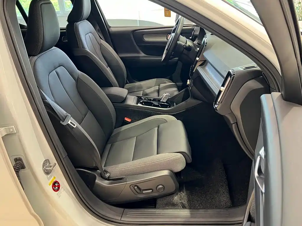 Volvo XC40 — миниатюра 10