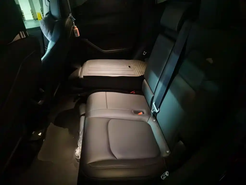 Tesla Model Y — миниатюра 15