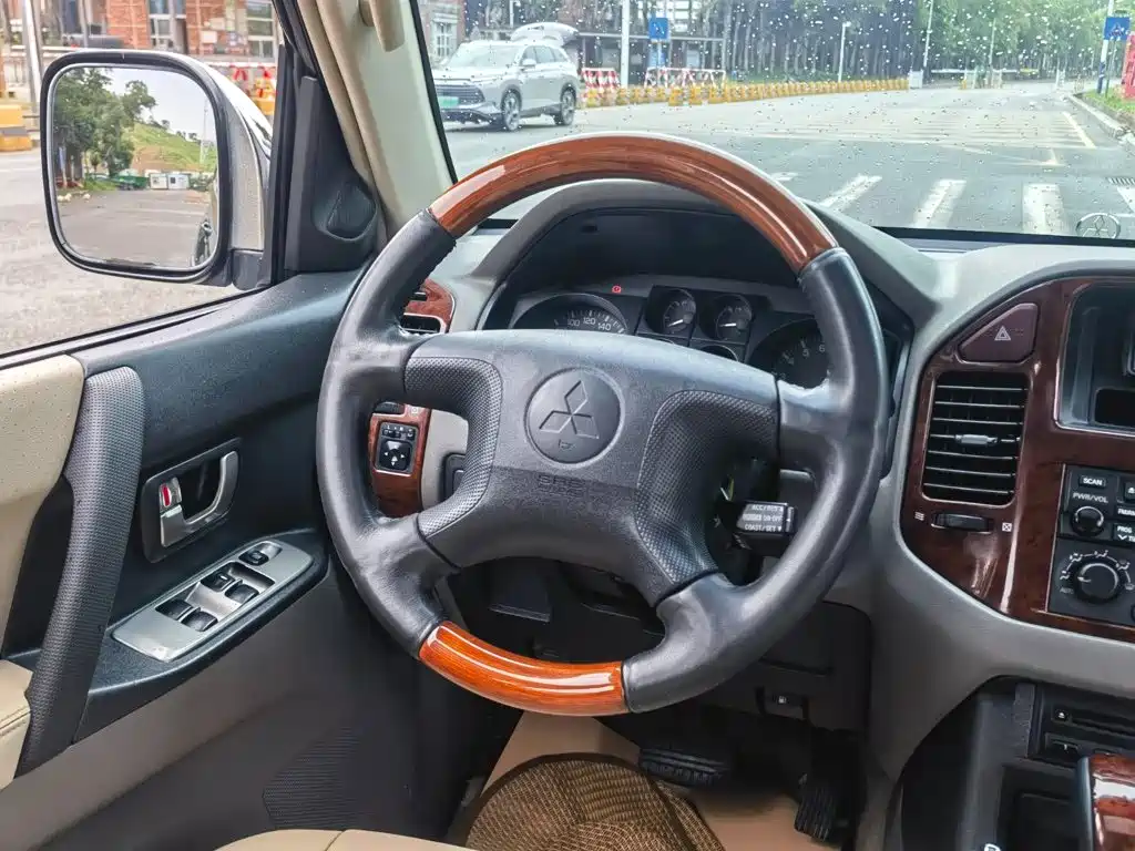 Mitsubishi Pajero (Import) — миниатюра 11