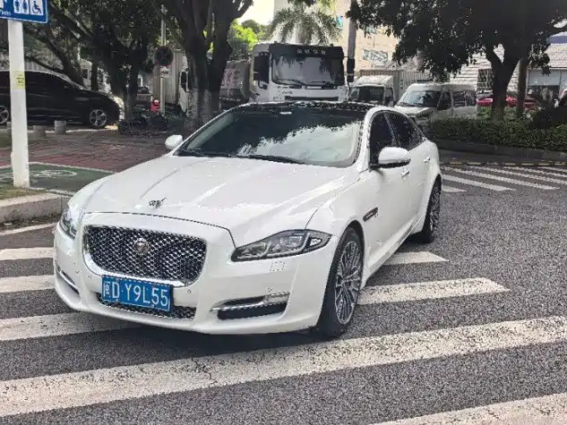 Jaguar XJ
