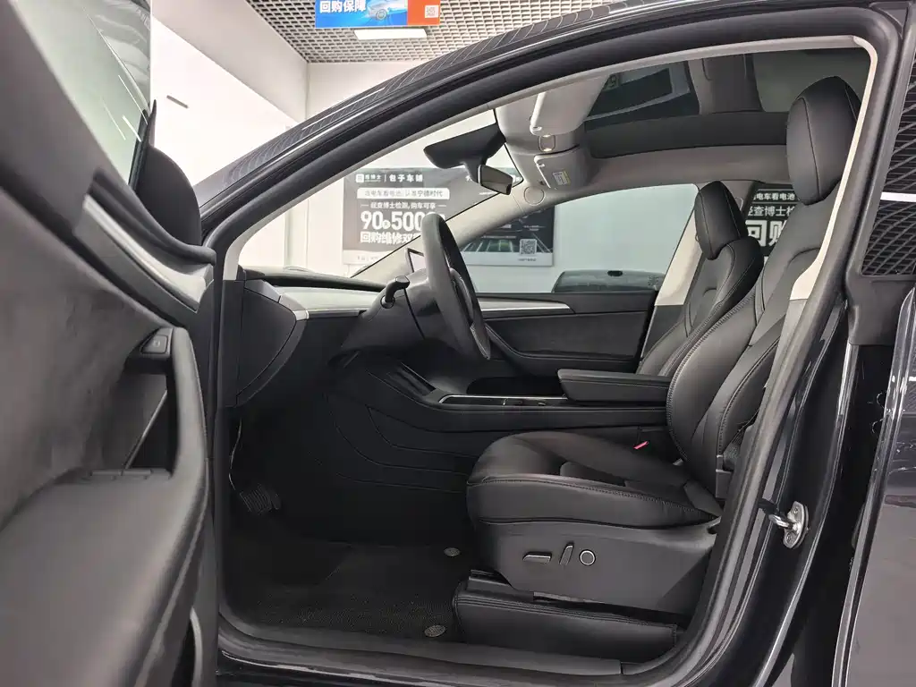 Tesla Model Y — миниатюра 5