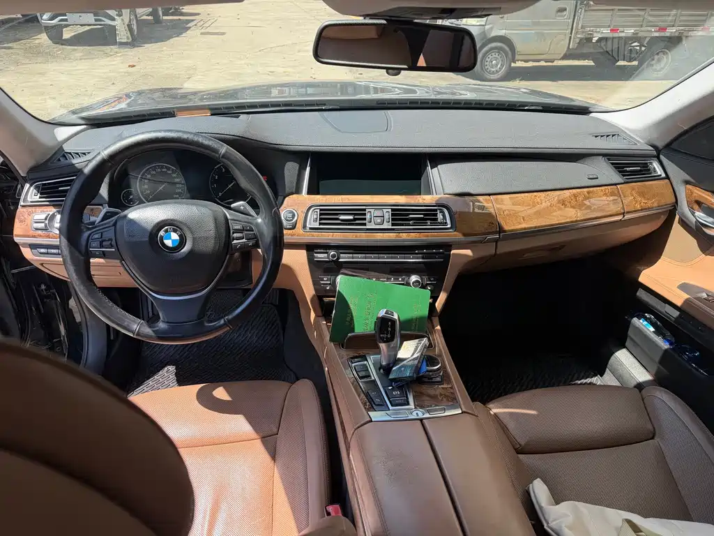 BMW 7 Series — миниатюра 9