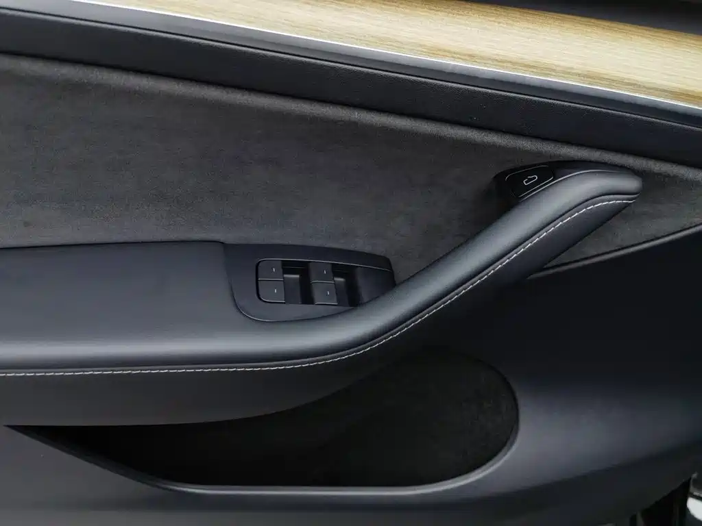 Tesla Model Y — миниатюра 9