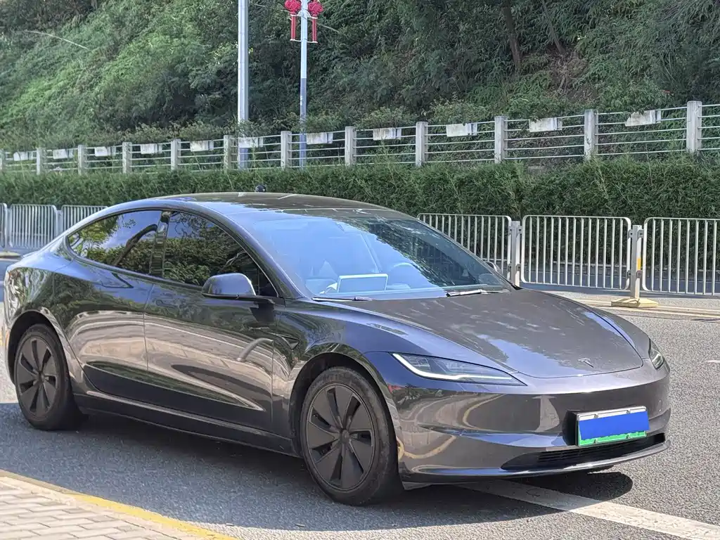 Tesla Model 3 — миниатюра 8