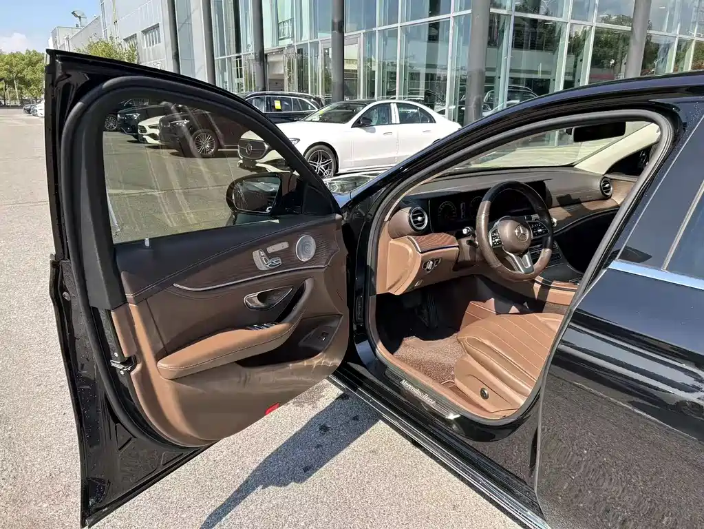 Mercedes-Benz E-Class — миниатюра 11