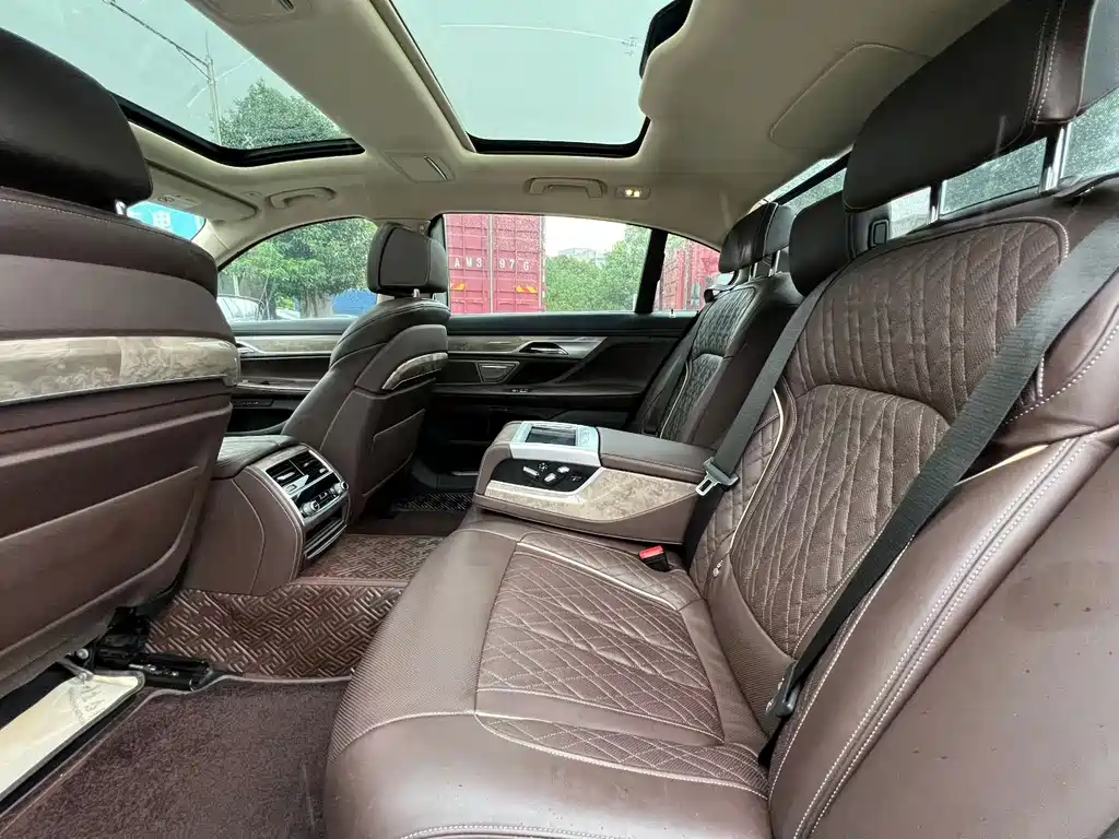 BMW 7 Series — миниатюра 5