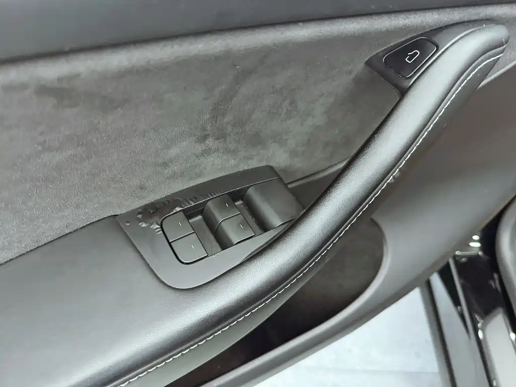 Tesla Model Y — миниатюра 16