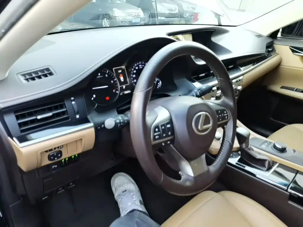 Lexus ES — миниатюра 10