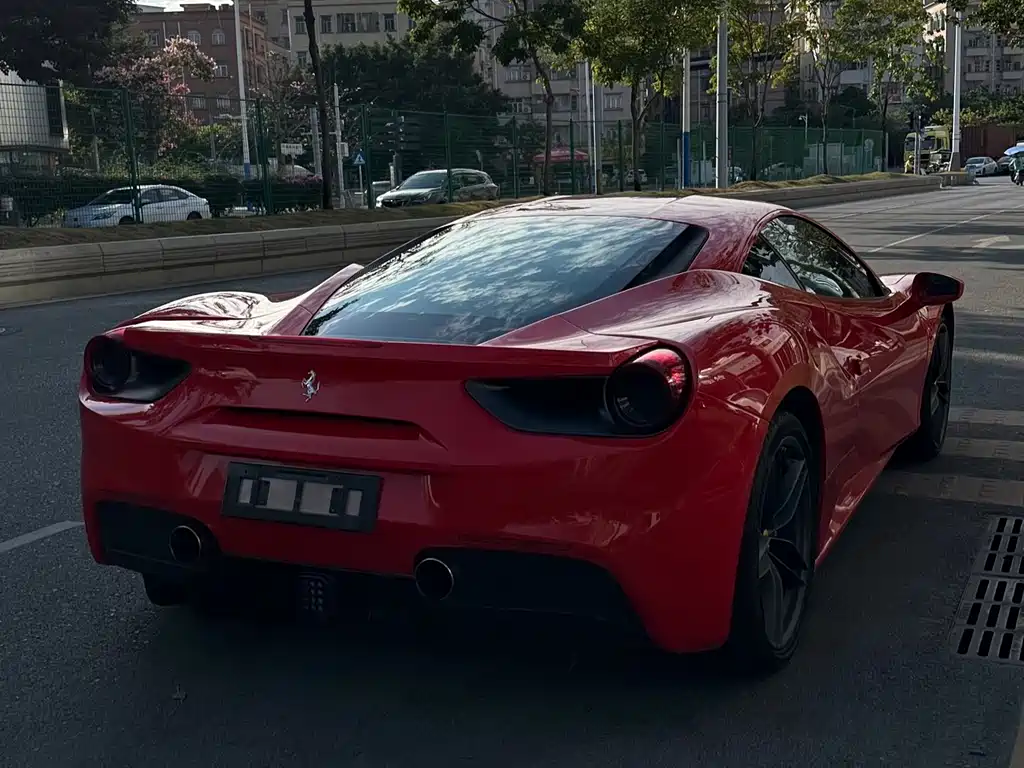 FERRARI 488