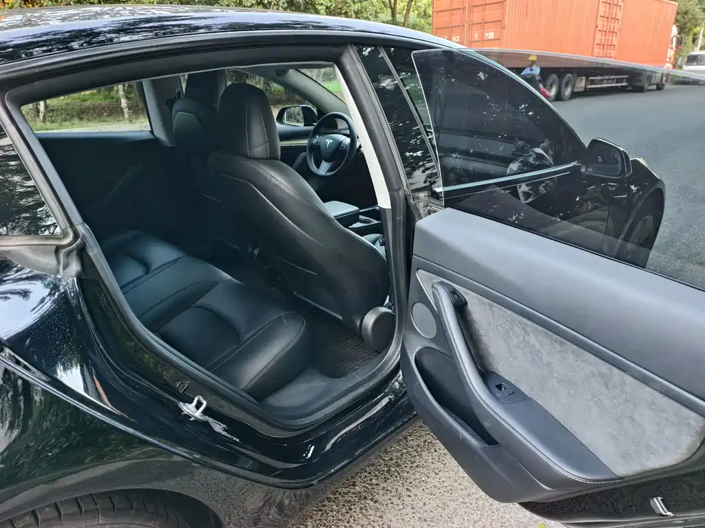 Tesla Model 3 — миниатюра 12