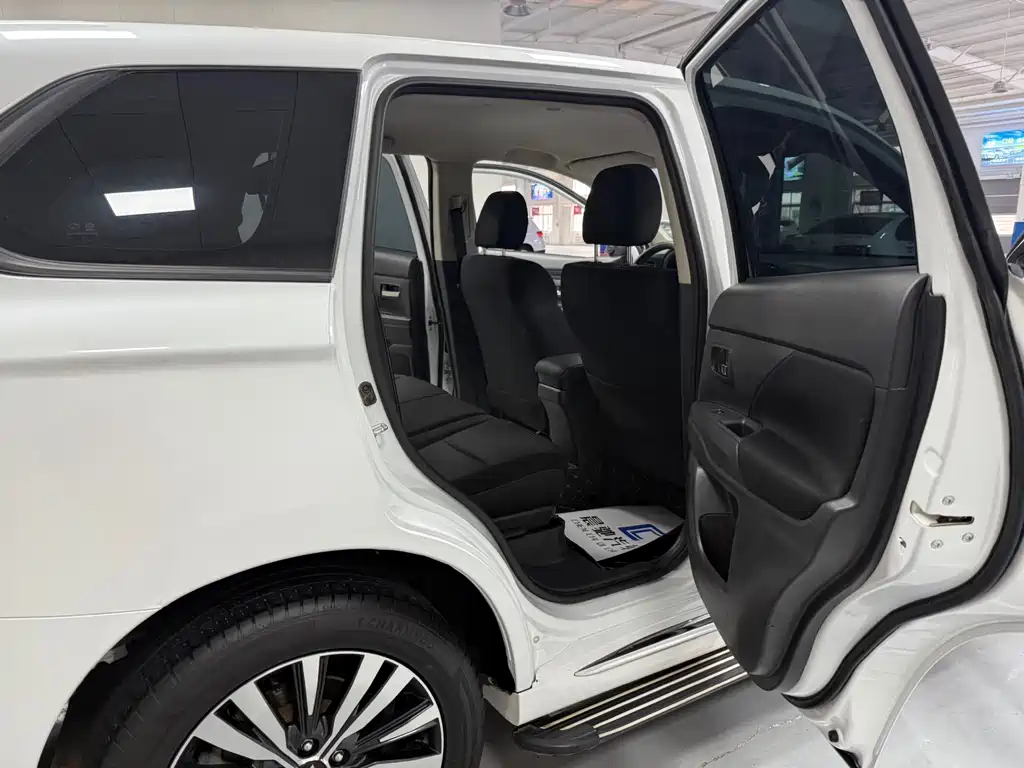 MITSUBISHI OUTLANDER