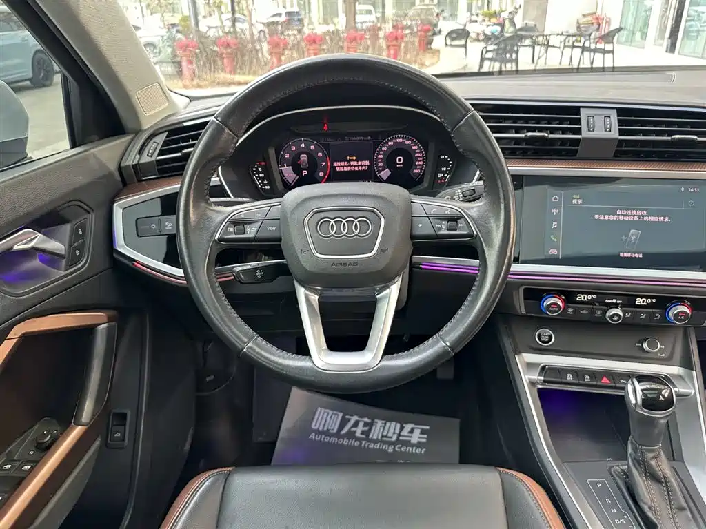 AUDI Q3