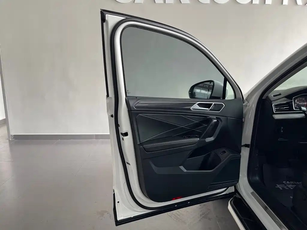 Volkswagen Tiguan L — миниатюра 14
