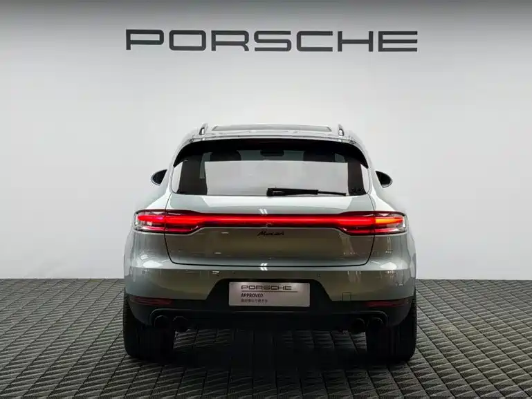 PORSCHE MACAN