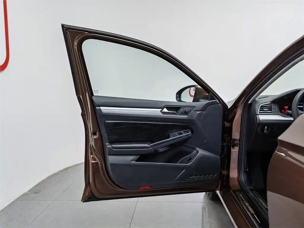 Volkswagen Lamando 2019 230TSI MT V