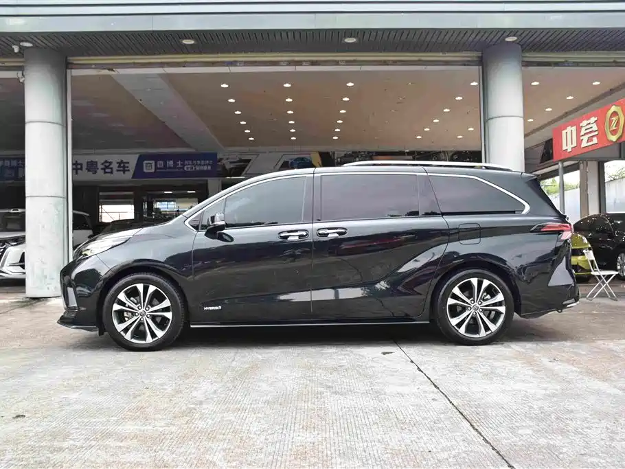 Toyota Granvia 2.5L Hybrid Premium Edition, фото 4