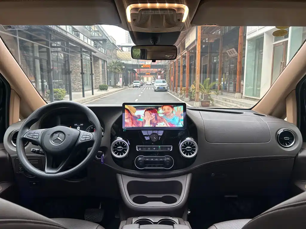 Mercedes-Benz Vito 2023 2.0T 7 мест