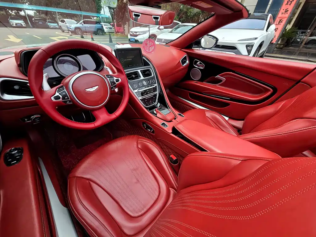 Aston Martin DB11 — миниатюра 5