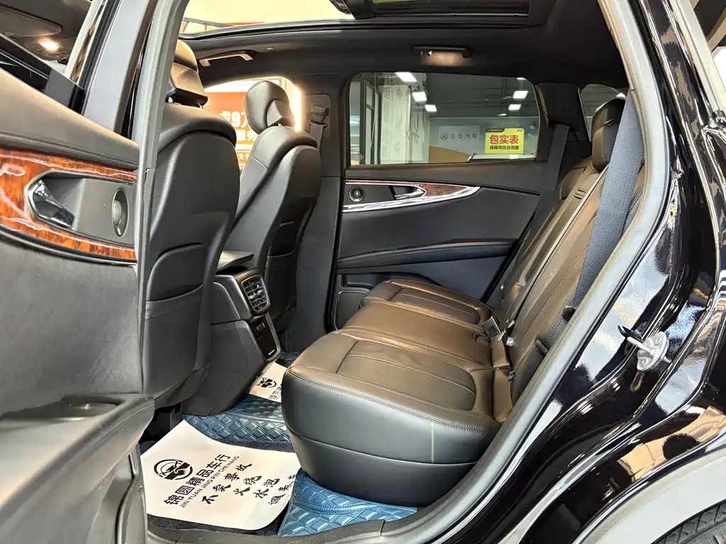 LINCOLN NAVIGATOR (IMPORT)