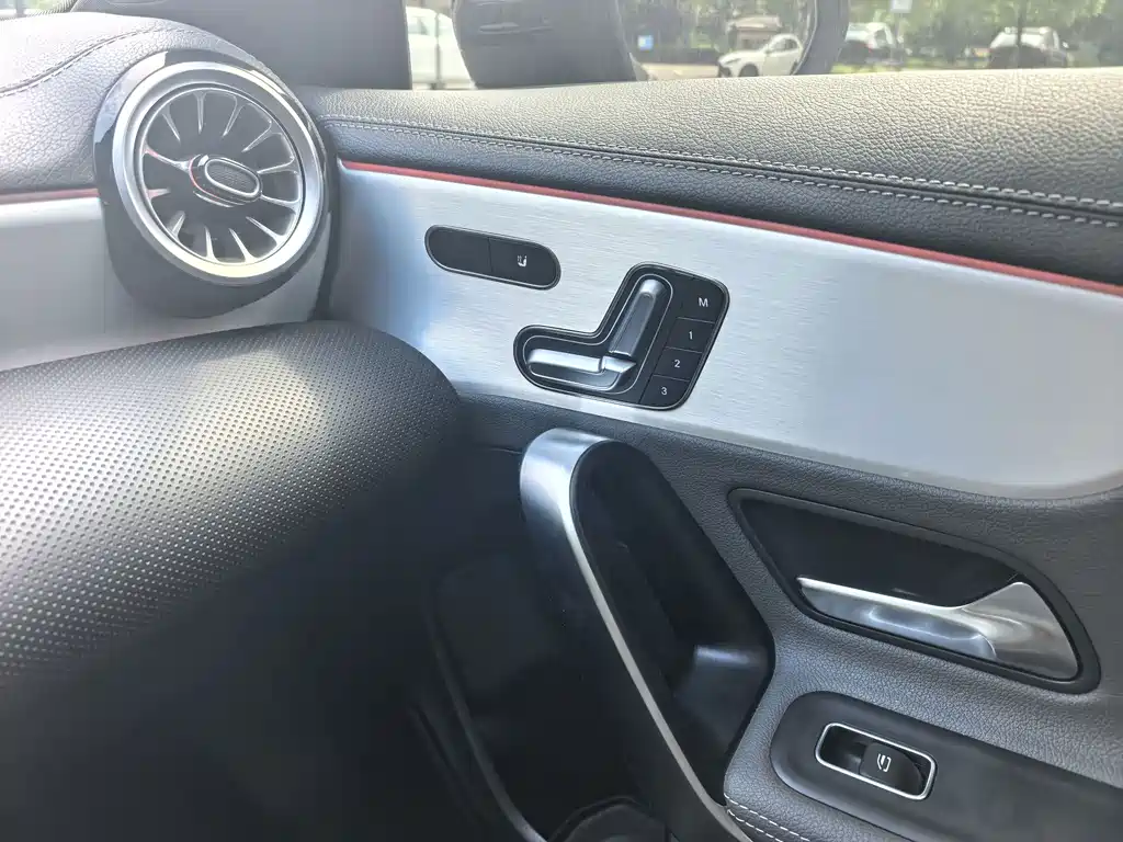 Mercedes-Benz CLA AMG — миниатюра 11