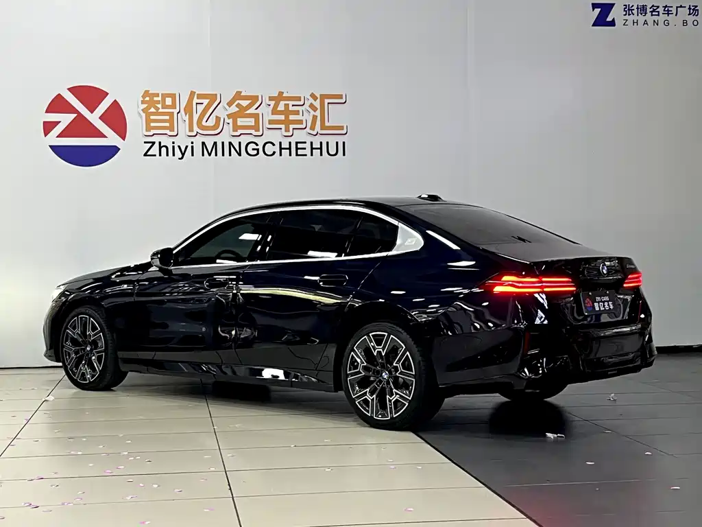 BMW 5 Series — миниатюра 15