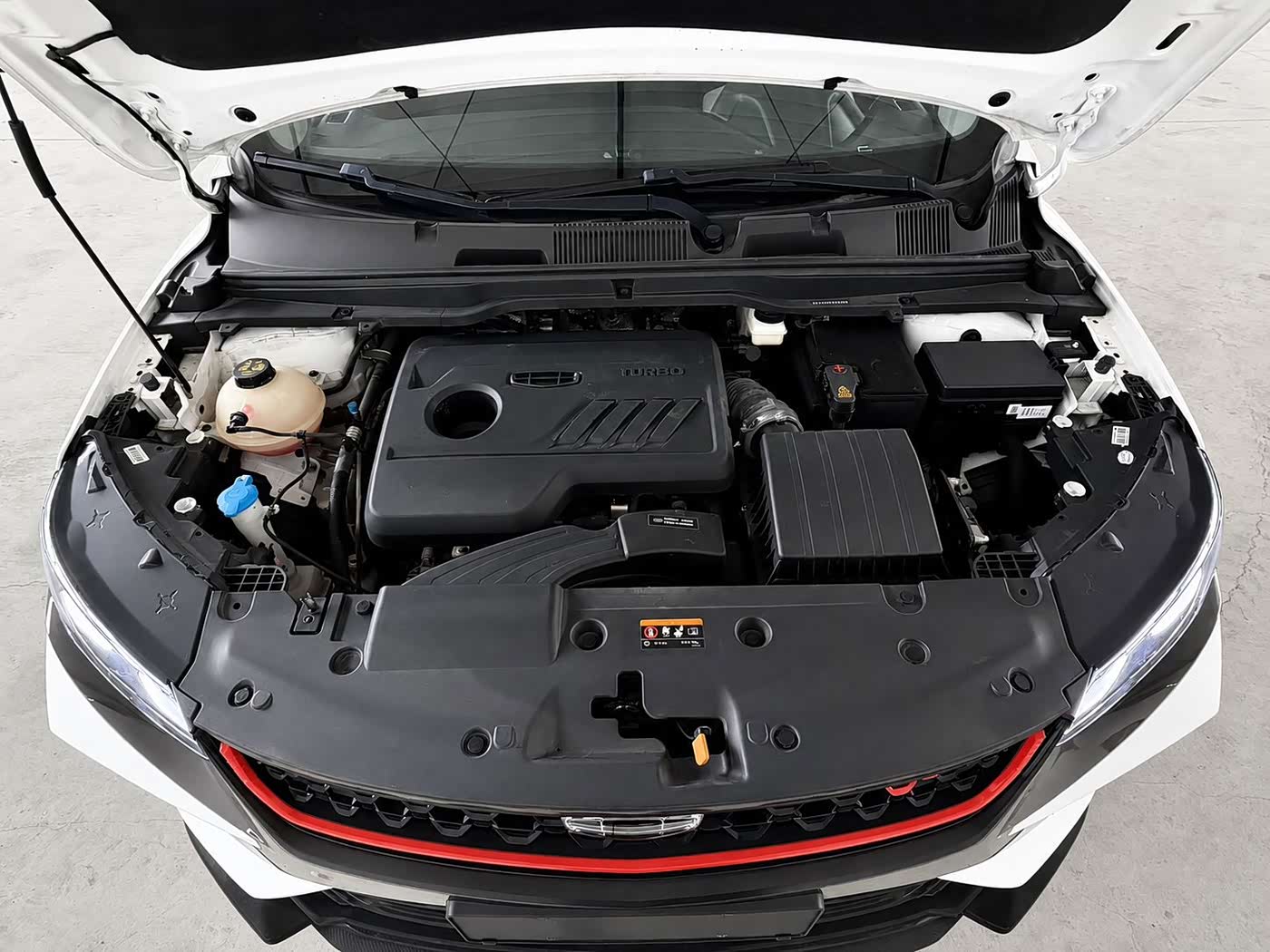 Geely Binyue 1.4 л 2022 г. Белый, пробег 30000 км