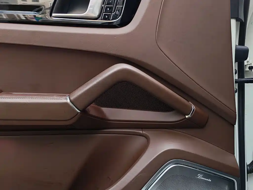 Porsche Cayenne — миниатюра 7