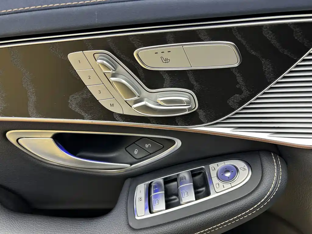 Mercedes-Benz EQC — миниатюра 12