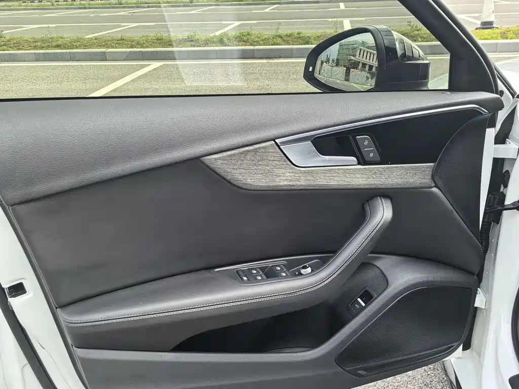 Audi A4L 2023 40 TFSI Luxury