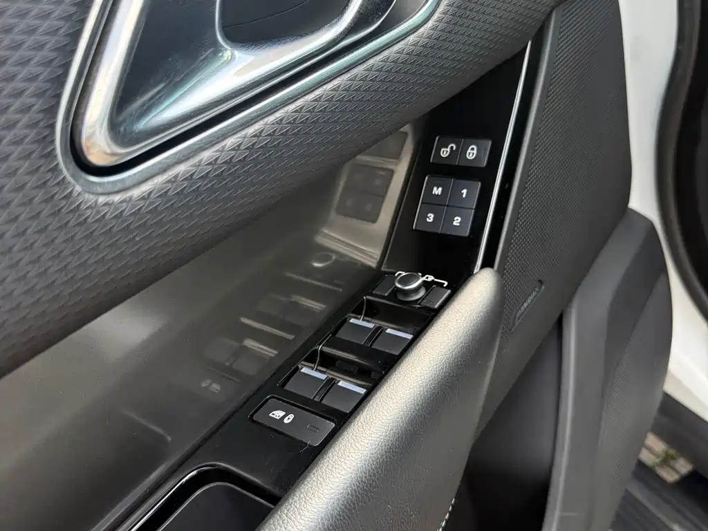 Land Rover Velar — миниатюра 6