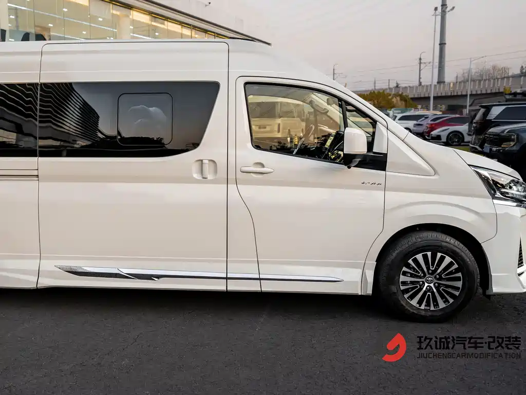Toyota HiAce 2024 3.5L