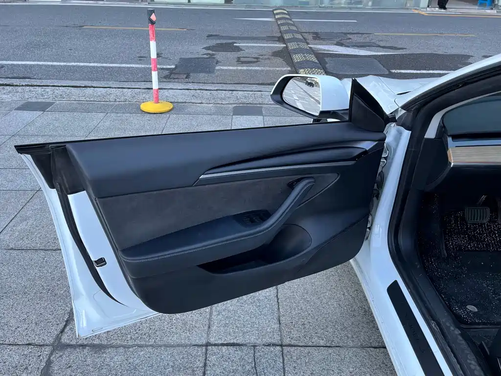 Tesla Model 3 — миниатюра 12
