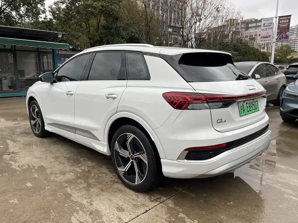 AUDI Q4 E TRON