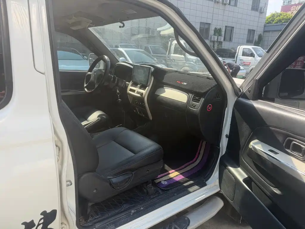 Nissan Paladin — миниатюра 10