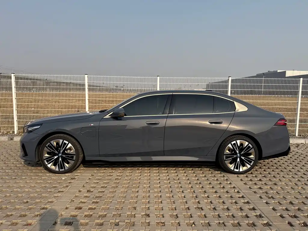 BMW I5